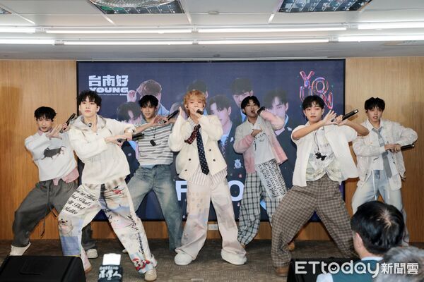 ▲市長黃偉哲偕新世代冠軍男團 F.F.O共同公布2026台南耶誕跨年活動，現場氣氛熱烈。（記者林東良翻攝，下同）