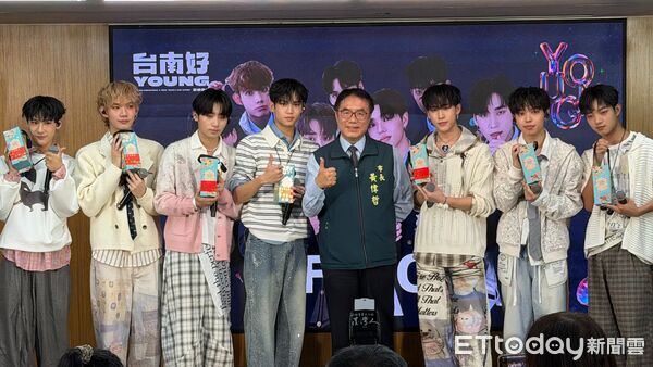 ▲市長黃偉哲偕新世代冠軍男團 F.F.O共同公布2026台南耶誕跨年活動，現場氣氛熱烈。（記者林東良翻攝，下同）