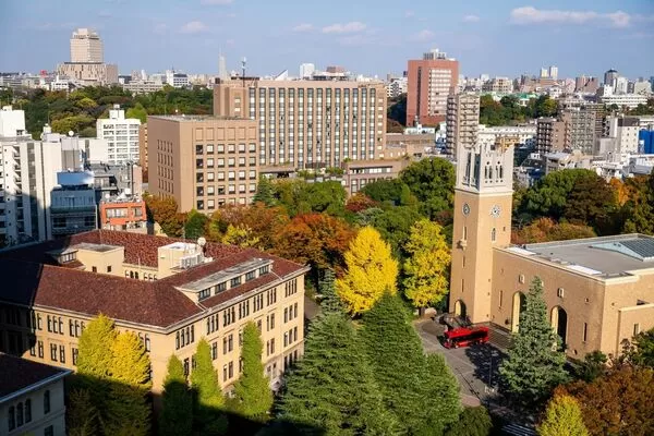 有1名中國留學生吞苦果，因涉及多益成績爭議，收到早稻田大學停學處分。（翻攝自早稻田大學臉書）