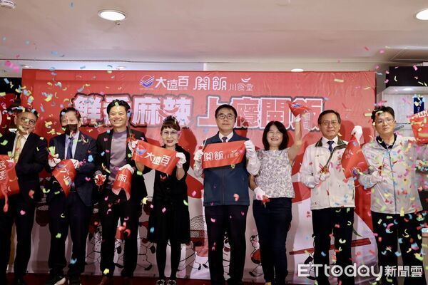 ▲饗賓集團總經理陳毅航致贈五萬元餐券給予臺南市府社會局。（圖／饗賓集團提供）