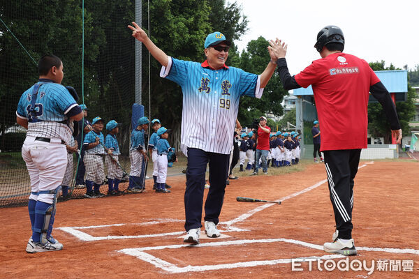 ▲▼ 東森慈善基金會送愛到台中萬豐國小,王令麟 。（圖／記者徐文彬攝）
