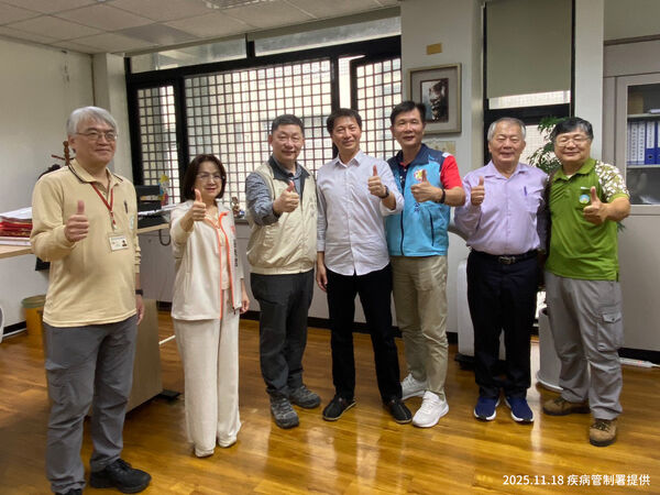 ▲▼高屏區王任鑫代理主任、衛生局張秀君局長、林明誠副署長、黃國榮副縣長、萬丹鄉公所陳敏哲主任秘書、環保局宋增紅副局長、萬丹鄉清潔隊施明聰隊長。（圖／疾管署提供）