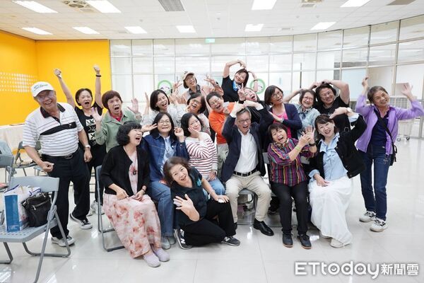 ▲課堂中長者互相交換想法，展現熱絡的跨世代學習氛圍。（圖／記者游瓊華翻攝）