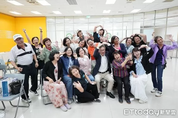 ▲課堂中長者互相交換想法，展現熱絡的跨世代學習氛圍。（圖／記者游瓊華翻攝）