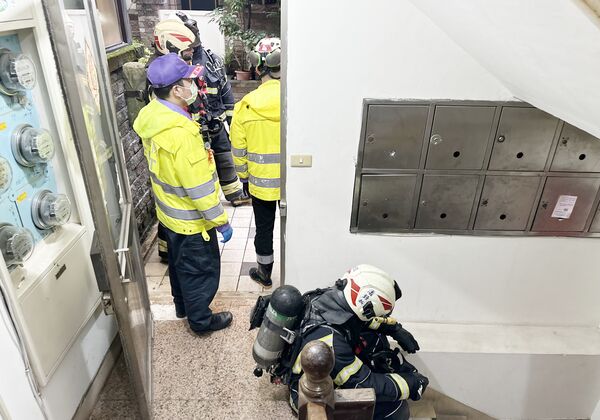 ▲桃園市桃園區陳姓男子今天清晨在市府附近公寓內大聲喧嘩，還開啟瓦斯企圖引爆，警消據報到場處理。（圖／桃園警分局提供）