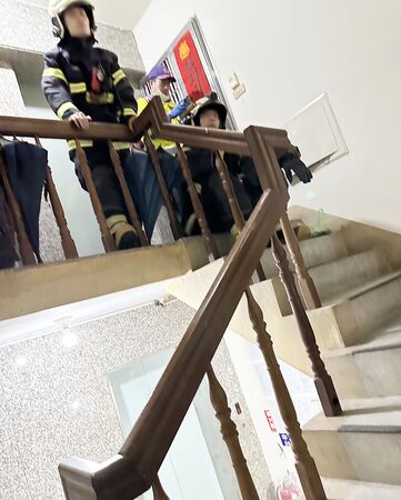 ▲桃園市桃園區陳姓男子今天清晨在市府附近公寓內大聲喧嘩，開啟瓦斯企圖引爆，警消據報到場攻堅。（圖／桃園警分局提供）