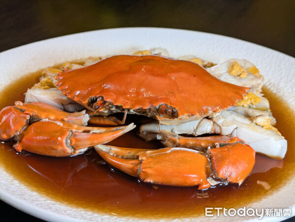 ▲米其林一星請客樓蟹宴登場「以川味入菜」。（圖／記者黃士原攝）