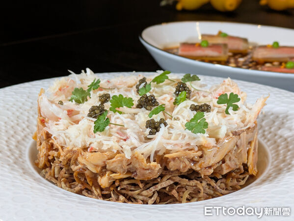 ▲米其林一星請客樓蟹宴登場「以川味入菜」。（圖／記者黃士原攝）