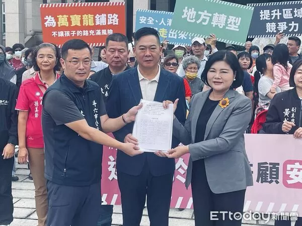 ▲雲林縣長張麗善接下陳情書，與代表溝通建設願景。（圖／記者游瓊華翻攝）