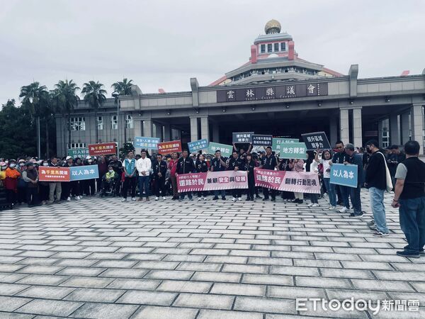 ▲雲林縣長張麗善接下陳情書，與代表溝通建設願景。（圖／記者游瓊華翻攝）