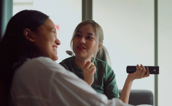 ▲▼網路文化讓更多人把網紅、虛構角色，甚至 ChatGPT 當成「朋友」般依賴。（圖／翻攝自YouTube／Cambridge Dictionary）