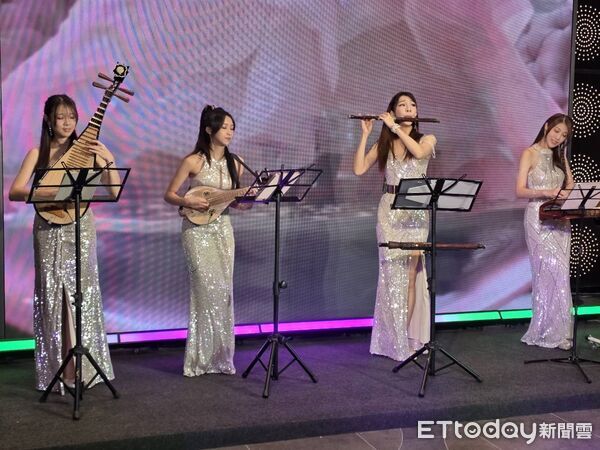 ▲閻奕格與劉軒蓁一起演唱。（圖／記者葉文正攝）