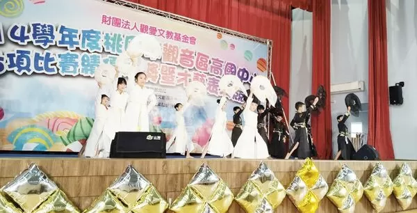 ▲桃園市關愛文教基金會今天上午在觀音草漯國小舉辦國中小學才藝表演，參賽小選手力以赴。（圖／觀愛文教基金會提供）