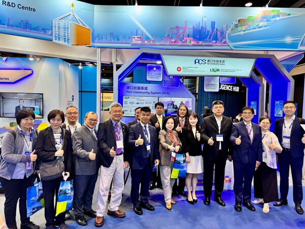 ▲我業者赴香港觀展與參加論壇，右四為航空貨運承攬公會理事長羅文祥，右六為台灣國際物流暨供應鏈協會名譽理事長秦玉玲。（圖／秦玉玲提供）