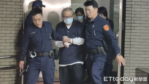 ▲▼台北地院審理北市精舍命案，18日開庭後，被告王薀（王江鎮）與3核心女信徒游秀鈴、梁碧茵及幹子昀還押，藝人李威與妻子簡瑀家分頭走，不回應媒體詢問「覺得愧疚嗎」。（圖／記者黃哲民攝）