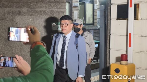 ▲▼台北地院審理北市精舍命案，18日開庭後，被告王薀（王江鎮）與3核心女信徒游秀鈴、梁碧茵及幹子昀還押，藝人李威與妻子簡瑀家分頭走，不回應媒體詢問「覺得愧疚嗎」。（圖／記者黃哲民攝）