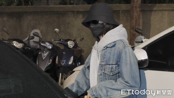 ▲▼台北地院審理北市精舍命案，18日開庭後，被告王薀（王江鎮）與3核心女信徒游秀鈴、梁碧茵及幹子昀還押，藝人李威與妻子簡瑀家分頭走，不回應媒體詢問「覺得愧疚嗎」。（圖／記者黃哲民攝）