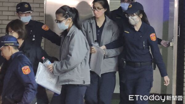 ▲▼台北地院審理北市精舍命案，18日開庭後，被告王薀（王江鎮）與3核心女信徒游秀鈴、梁碧茵及幹子昀還押，藝人李威與妻子簡瑀家分頭走，不回應媒體詢問「覺得愧疚嗎」。（圖／記者黃哲民攝）