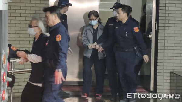 ▲▼台北地院審理北市精舍命案，18日開庭後，被告王薀（王江鎮）與3核心女信徒游秀鈴、梁碧茵及幹子昀還押，藝人李威與妻子簡瑀家分頭走，不回應媒體詢問「覺得愧疚嗎」。（圖／記者黃哲民攝）