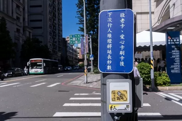 ▲▼行人過馬路驚見「新奇設置」　敬老卡嗶一下延長10秒！萬人讚好聰明。（圖／新竹市政府）