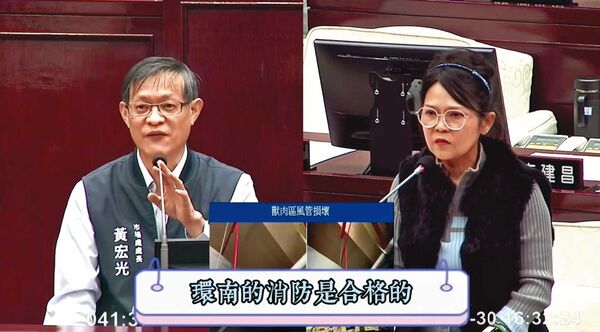 市場處長黃宏光（左）接受質詢時說環南市場消防設備合格，遭控說謊。（翻攝台北市議員郭昭巖臉書）