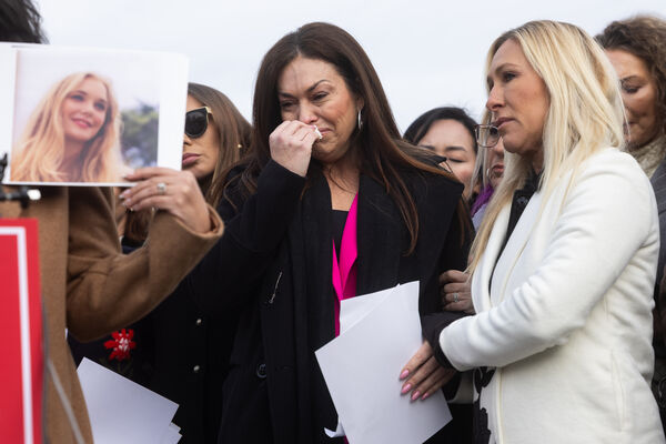 ▲▼已故淫魔富商艾普斯坦（Jeffrey Epstein）案受害者齊聚國會山莊外抗議。（圖／達志影像／美聯社）