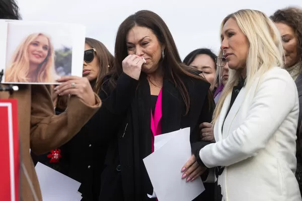 ▲已故淫魔富商艾普斯坦（Jeffrey Epstein）案受害者齊聚國會山莊外抗議。（圖／達志影像／美聯社）