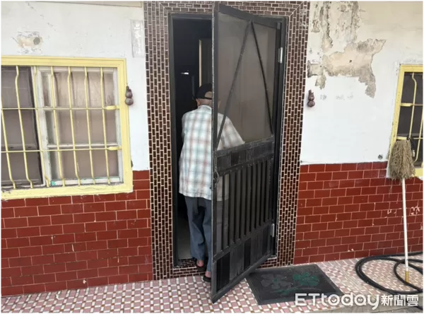 ▲內埔警方護送李姓老翁返家。（圖／記者陳崑福翻攝）