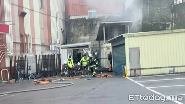 ▲新北市淡水區一間超市後方貨櫃屋起火，警消灑水灌救。（圖／記者陳以昇翻攝，下同）