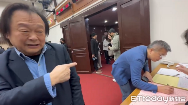 ▲▼民進黨立委王世堅指著民進黨立委蔡其昌喊「他最強」。（圖／記者陳煥丞攝）