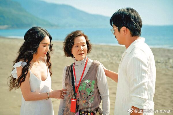在《謊島美人魚》片中，溫碧霞（左起）與歸亞蕾、禾浩辰有多場對手戲，3人戲外互動也很好。（翻攝自溫碧霞微博）