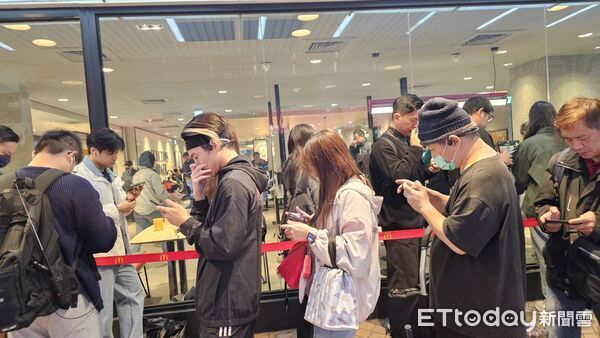 ▲▼麥當勞奶昔大哥回來了，「紫色絨毛包」同步開賣，麥當勞台北館前店一早湧現排隊人潮。（圖／記者呂佳賢攝）