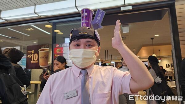 ▲▼麥當勞奶昔大哥回來了，「紫色絨毛包」同步開賣。（圖／記者呂佳賢攝）