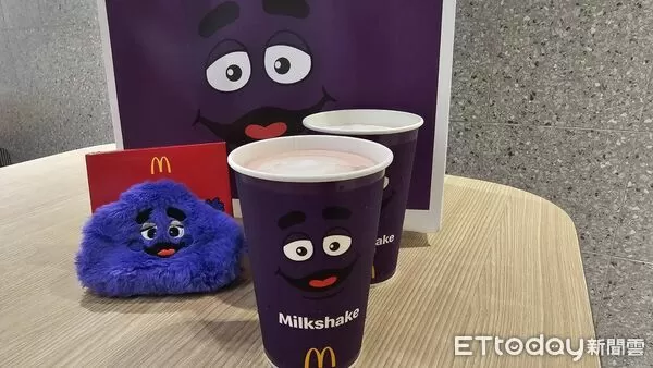 ▲▼麥當勞奶昔大哥回來了，「紫色絨毛包」同步開賣。（圖／記者呂佳賢攝）