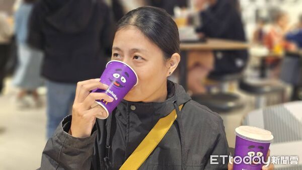 ▲▼麥當勞奶昔大哥回來了，「紫色絨毛包」同步開賣，搶到頭香的民眾開心品嘗。（圖／記者呂佳賢攝）