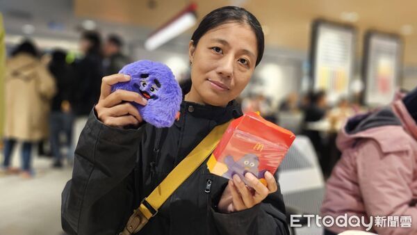 ▲▼麥當勞奶昔大哥回來了，「紫色絨毛包」同步開賣，搶到頭香的民眾開心展示。（圖／記者呂佳賢攝）