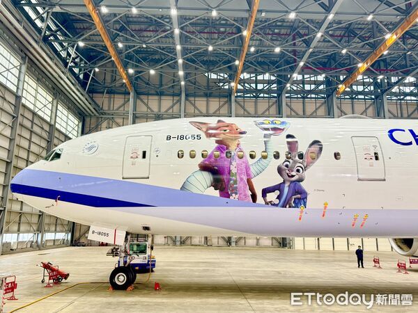 ▲▼華航迪士尼彩繪機。（圖／記者周湘芸攝）