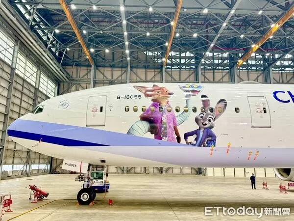 ▲▼華航迪士尼彩繪機。（圖／記者周湘芸攝）