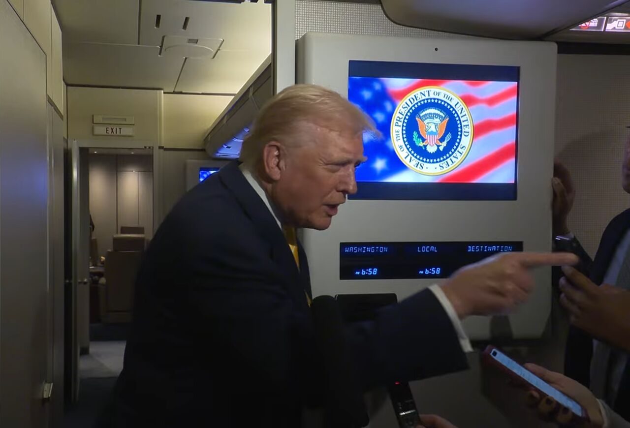 川普被追問「淫魔電郵」怒炸　空軍一號上嗆女記者：閉嘴，小豬