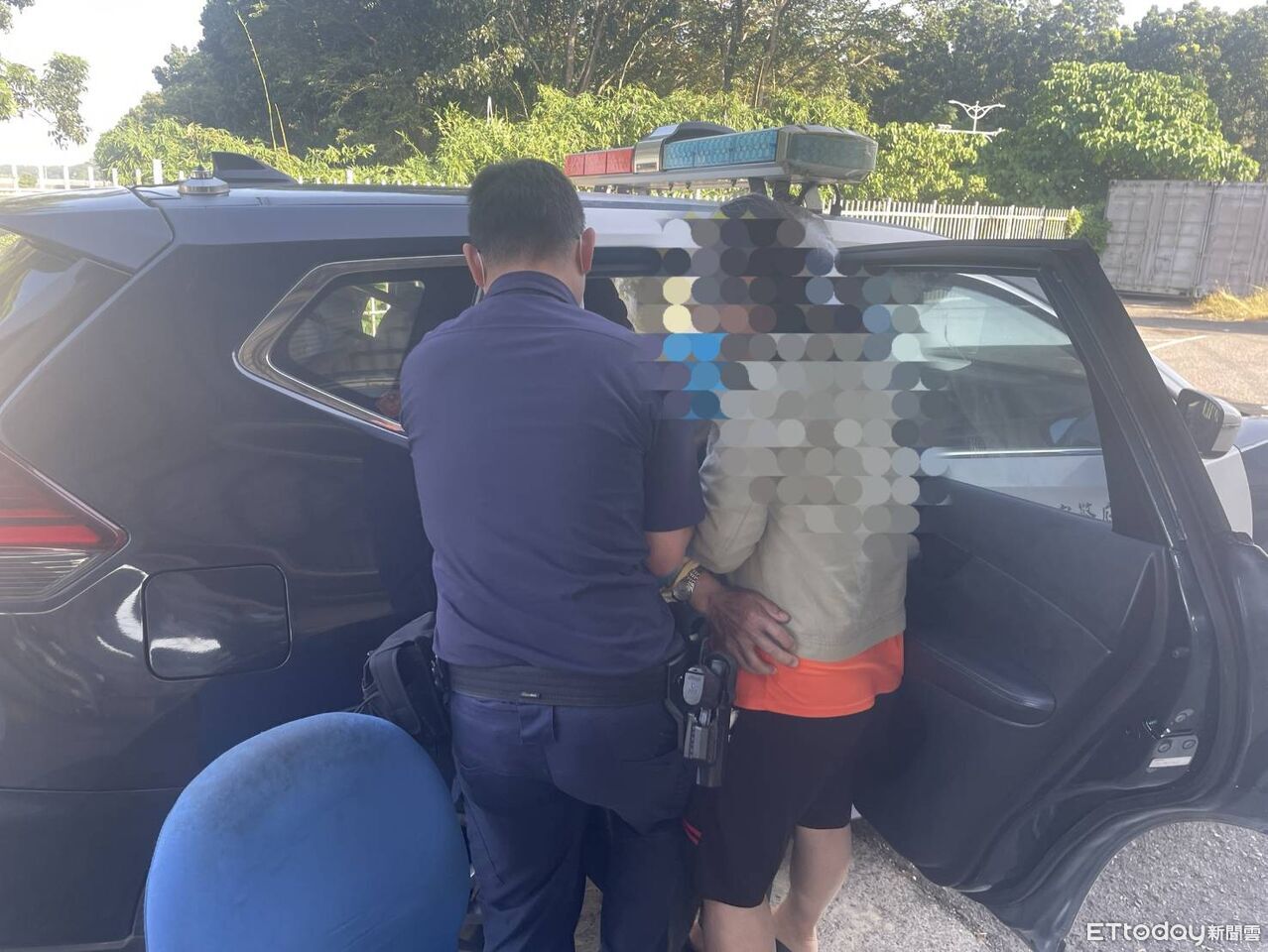 屏東77歲翁加油站如廁腳軟受困　東港警伸援手