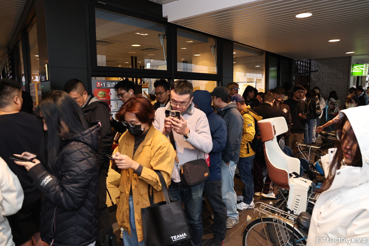 直擊/民眾排3小時搶買「奶昔大哥毛毛包」 經典飲品睽違9年回歸