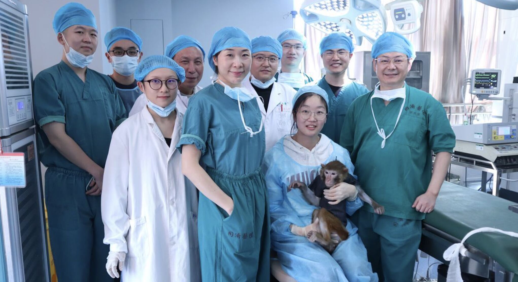 ▲陳剛（右一）所率領的研究團隊。（圖／翻攝極目新聞）