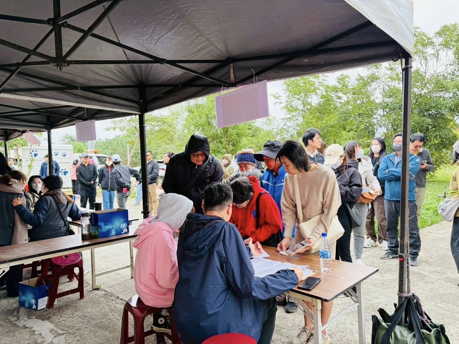 ▲「人人犬舍」第一批完成絕育　19日認養85隻毛孩！現場擠滿民眾。（圖／翻攝自Facebook／陳光軒・dpp苗栗縣議員）