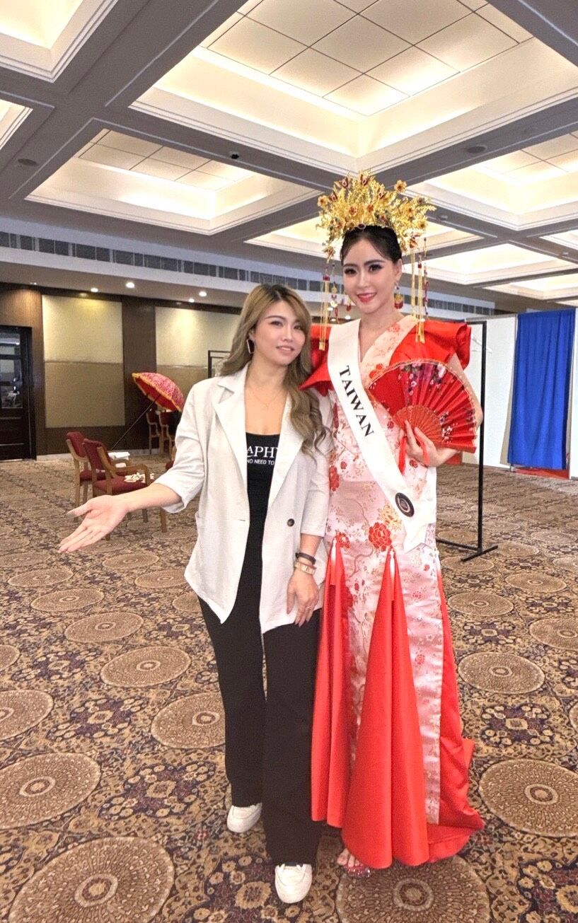 ▲鄭珊汶（右）穿著改良式旗袍結合鳳冠打造的國服，與業界譽為「冠軍製造機」的艾米亞時尚美學藝術總監許米蓁合影。。（圖／鄭珊汶提供）