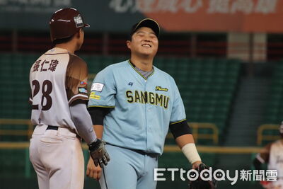 台韓暖心交流！張仁瑋關心觸身球　韓東熙笑答：Big Guy、沒事