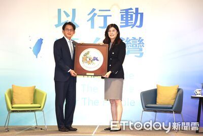 鄭黃會登場！鄭麗文送藍、白鵲陶瓷盤　黃國昌別KP徽章贈鎢絲燈