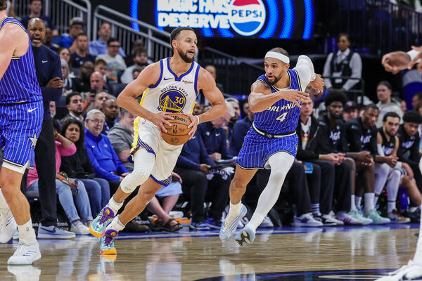 ▲勇士「咖哩大神」柯瑞轟下34分寫紀錄，站上NBA生涯總得分榜第22位。（圖／路透）