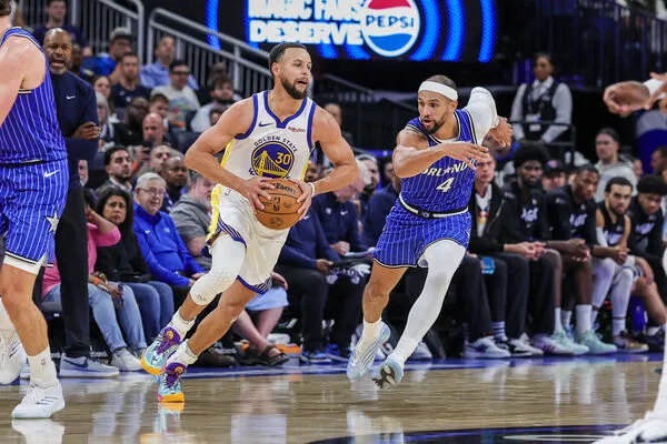 ▲勇士「咖哩大神」柯瑞轟下34分寫紀錄，站上NBA生涯總得分榜第22位。（圖／路透）