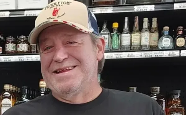 帽T男進商店假裝救人卻「狂搶2萬多財物」　店員倒地心臟病發亡。（圖／翻攝自自YouTube與GoFundMe）