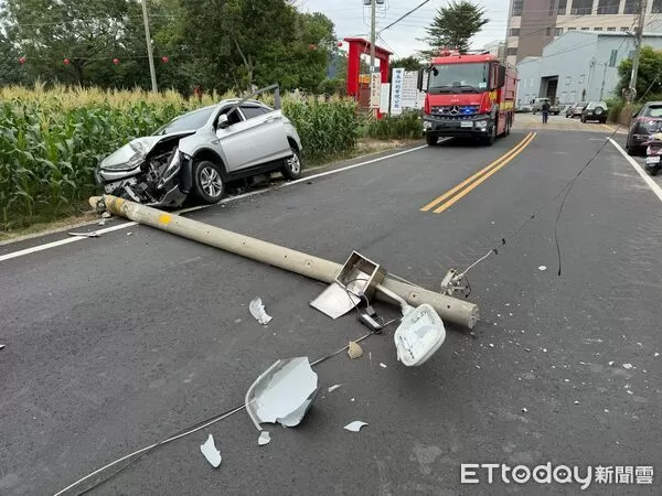 ▲▼自小客車撞斷電線桿橫躺路面。（圖／民眾提供，下同）